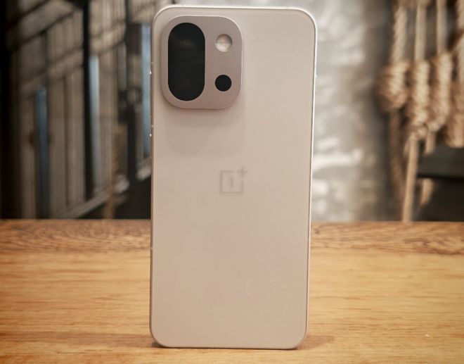 一加15T浮出水面:165Hz刷新率+小直屏+长焦镜头唯一小屏性能机(图4)